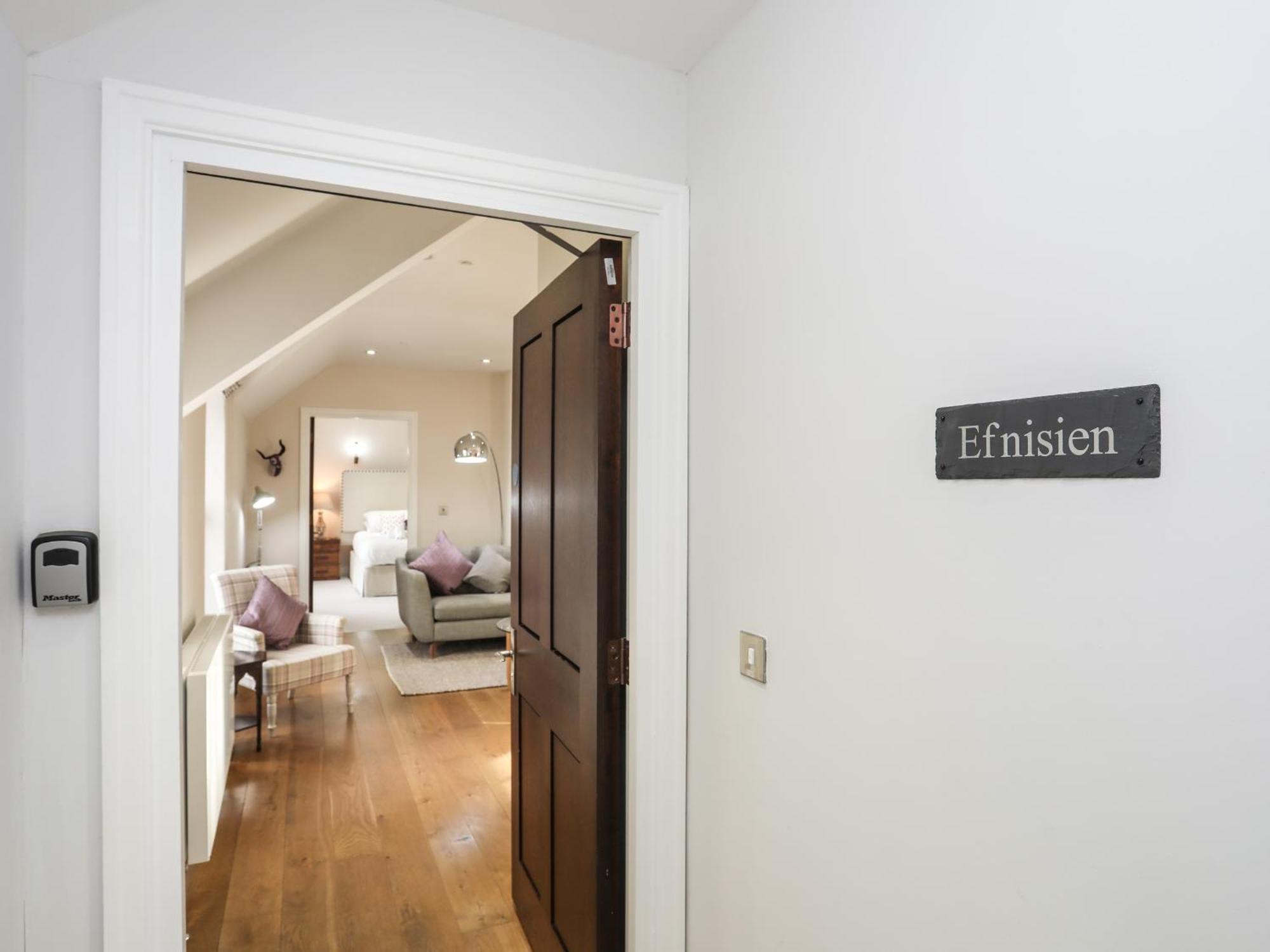 Harlech Apartments - Efnisien Exteriör bild